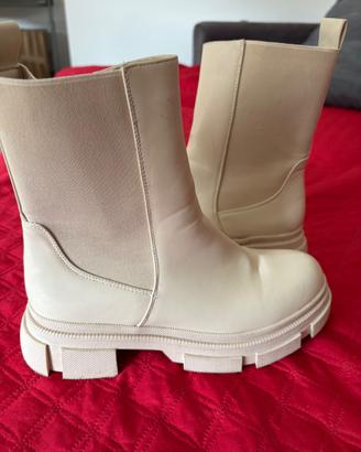 Stivali beige con plateau – stile minimale