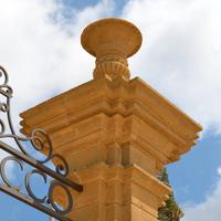 Capitelli in pietra - tufo