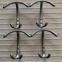 Quattro appendiabiti a muro in acciaio satinato