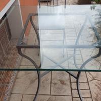 Tavolo in ferro battuto con vetro sopra, con sedie