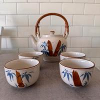 Set di tazze e teiera in ceramica