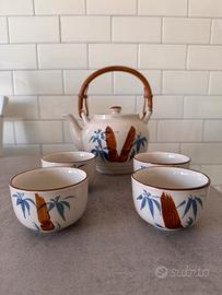 Set di tazze e teiera in ceramica