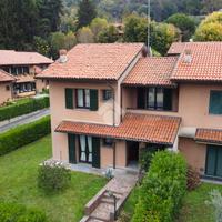 VILLA A SCHIERA A BARZANÒ