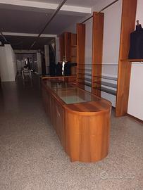 Arredamento completo negozio 