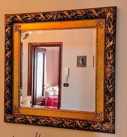 Specchio molato completo di cornice in legno.