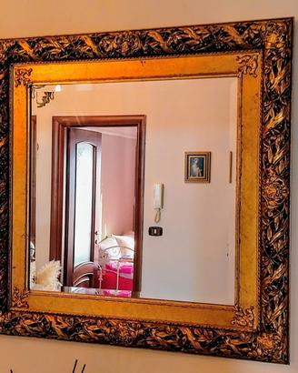Specchio molato completo di cornice in legno.