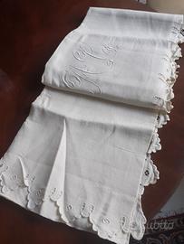 Lenzuoli ricamati a mano mai usati