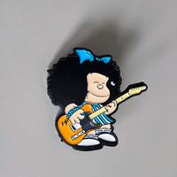 spilla Mafalda con chitarra elettrica 