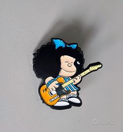 spilla Mafalda con chitarra elettrica 