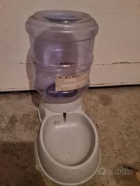 acqua e crocchette per cani e gatti