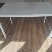 Tavolo bianco minimal