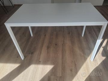 Tavolo bianco minimal