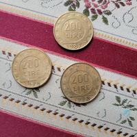 Tre monete da 200 lire italiane. 
