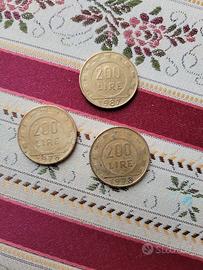 Tre monete da 200 lire italiane. 