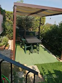 Trilocale con giardino, cantina e garage. 