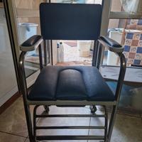 sedia a rotelle con wc