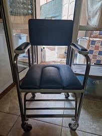 sedia a rotelle con wc