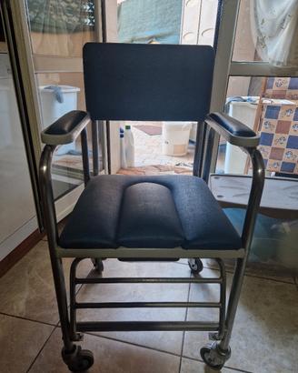 sedia a rotelle con wc