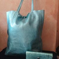 Shopper e portafoglio in pelle laminata 