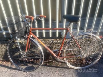 Bici da uomo con lucchetto, cestino e portapacchi