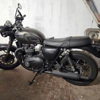 Triumph Bonneville T100 black.
