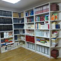 Libreria solida ad angolo con quattro colonne