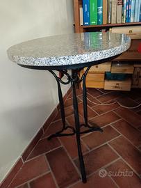 Tavolo in granito rotondo