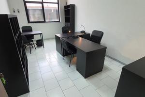 Ufficio arredato per team con posti auto