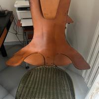 Poltrona in cuoio vrto e sedile in vimini Zanotta