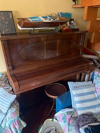 Pianoforte a muro Baecker