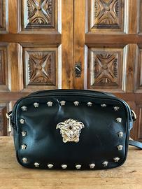 Versace mini bag in pelle nera con Medusa dorata