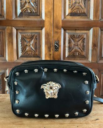 Versace mini bag in pelle nera con Medusa dorata