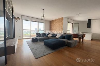 SPLENDIDO TRLOCALE ARREDATO CON DOPPIO TERRAZZO!