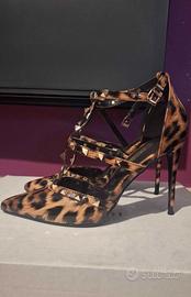 Décolleté leopardate con borchie