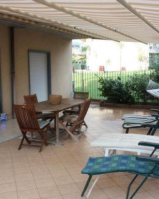 Bivani con ampia terrazza a pochi passi dal mare
