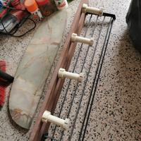 Appendiabiti robusto in legno e metallo