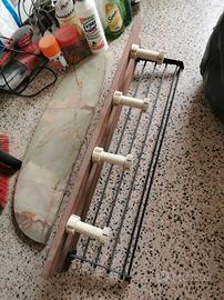 Appendiabiti robusto in legno e metallo