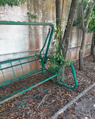 dondolo in ferro da giardino 