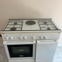 Cucina a gas DeLonghi con forno e vano bombola