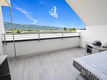 Moderno trilocale con giardino d'inverno e doppi