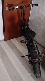 bicicletta elettrica bella con batterie nuove