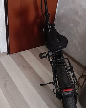 bicicletta elettrica bella con batterie nuove