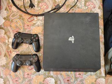PlayStation 4 pro con due joystick 