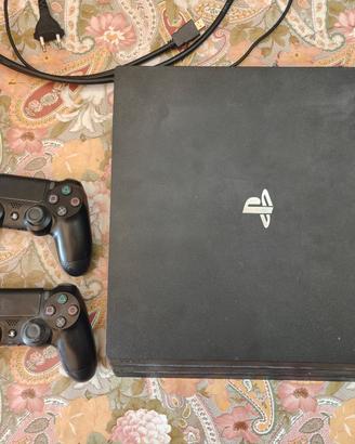 PlayStation 4 pro con due joystick 