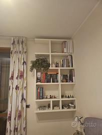 Libreria sospesa bianca  