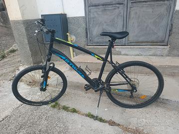 Bici MTB compresa di contachilometri, pompa