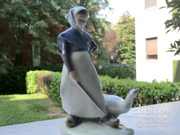Statuina Royal Copenhagen " Contadina con oca "