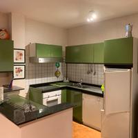 Cucina con piano cottur induzione forno e frigo.