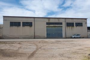 Capannone con destinazione d'uso commerciale