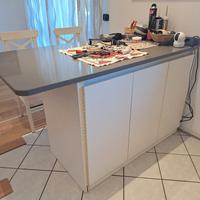 penisola cucina con piano in quarzo